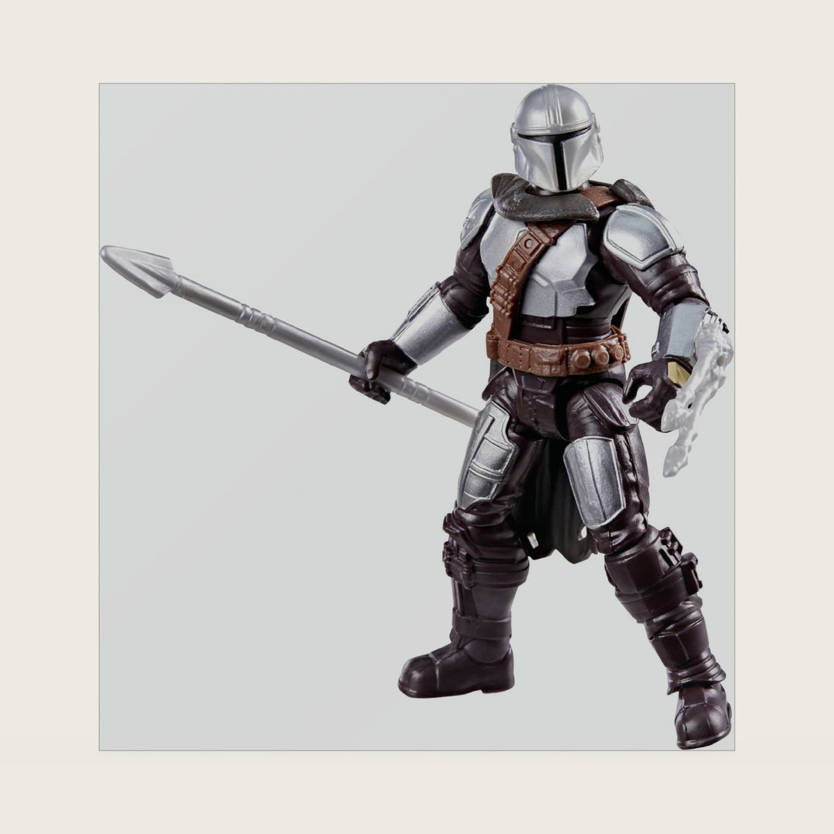 STAR WARS ActionVerse The Mandalorian 4.5-Inch Action Figure & Accessories, Reusable Accessory Storage Rack, Toys for Boys & Girls Ages 4+
