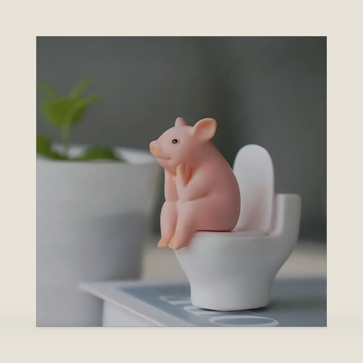 Miniature Pig Toilet Figurine, Pink Samll Pig Statue, Funny Bathroom Decor, 2.6 x 2.4 x 1.2 Inches, Cute Desk Ornament for Home, Garden, Unique Funny Gift