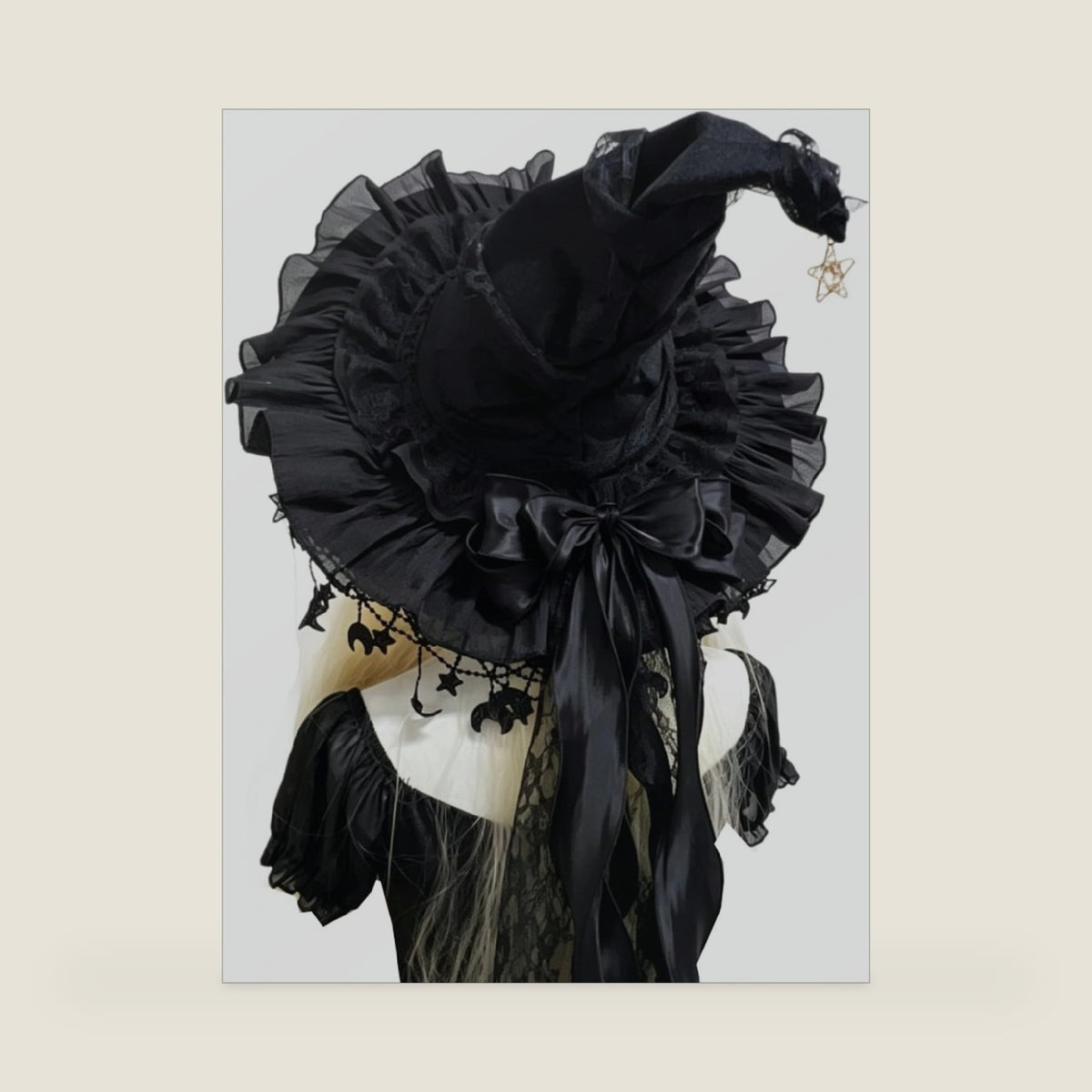 Women’s Witch Hat for Halloween, Gothic Wizard Hat with Ruffle Brim Veil and Removable Bow, Lolita Cosplay Costume Accessory